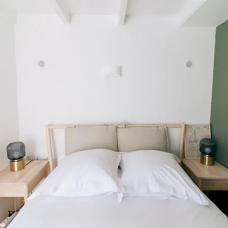 Fishermen's House In The Center And Near The 트로우빌쉬메르