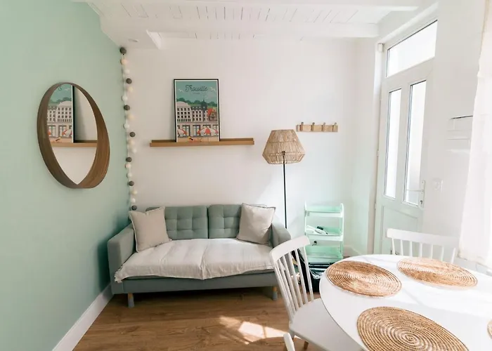 Fishermen's House In The Center And Near The * 트로우빌쉬메르